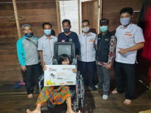 Lazismu Bersama KLL RS Islam Banjarmasin Berikan Bantuan Kursi Roda Pada Inayah image