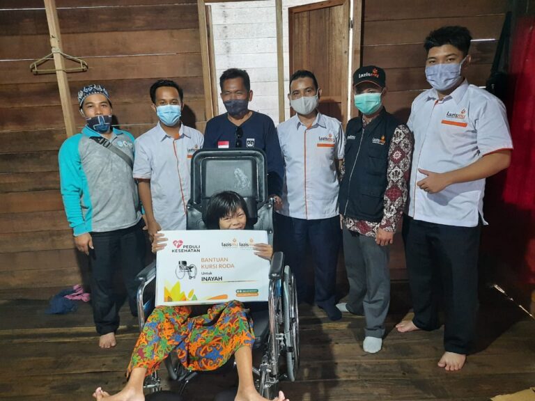 Lazismu Bersama KLL RS Islam Banjarmasin Berikan Bantuan Kursi Roda Pada Inayah image