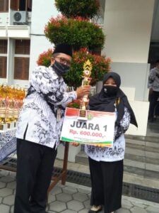 Nurul Fitria,  Guru SMP Muhammadiyah PK Kottabarat Juarai Lomba Media Pembelajaran image