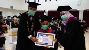 Tepis Keraguan, Difabel Daksa Mampu Raih Gelar Sarjana di UM Surabaya image