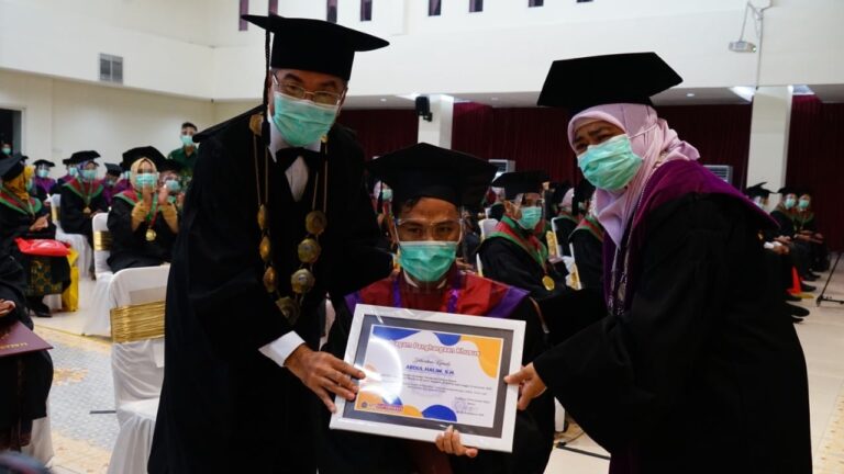 Tepis Keraguan, Difabel Daksa Mampu Raih Gelar Sarjana di UM Surabaya image