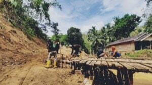 relawan Muhammadiyah benahi jembatan