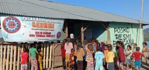 Relawan Mapala Muhammadiyah Dampingi Anak-anak Korban Banjir di Flores Timur
