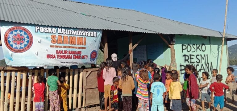 Relawan Mapala Muhammadiyah Dampingi Anak-anak Korban Banjir di Flores Timur