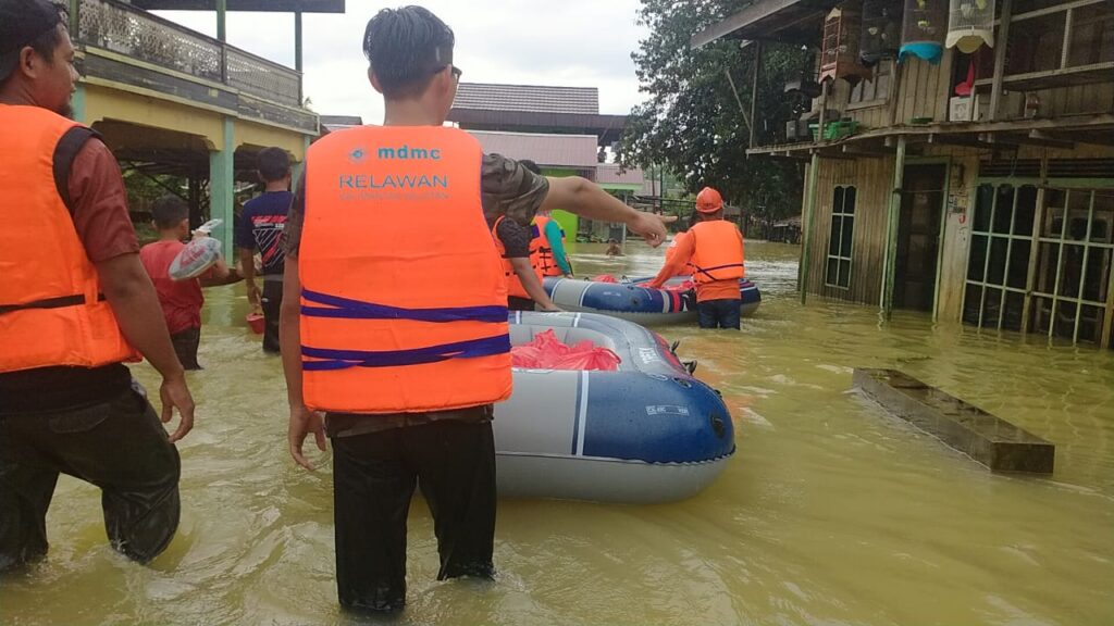 Meski Hujan Deras, Relawan Muhammadiyah Distribusikan Nasi Bungkus untuk Korban Banjir