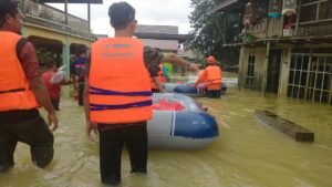 Meski Hujan Deras, Relawan Muhammadiyah Distribusikan Nasi Bungkus untuk Korban Banjir