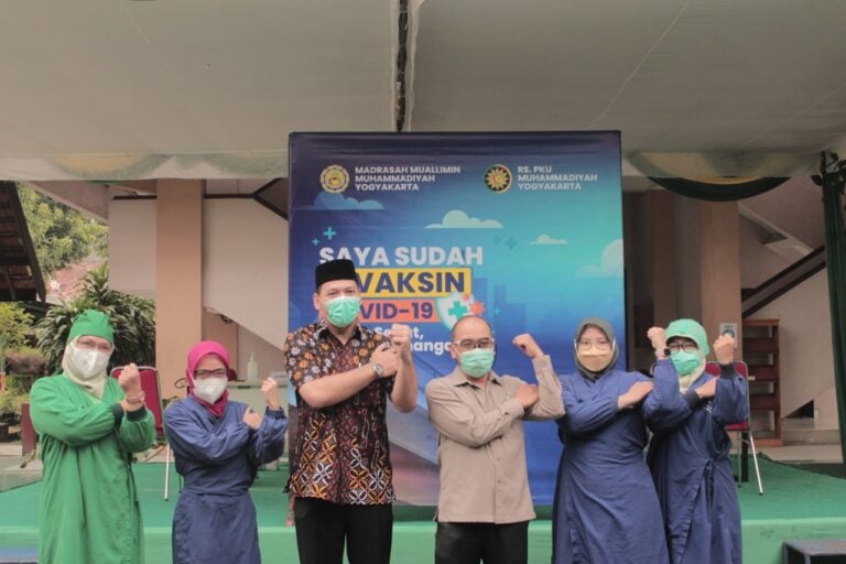 Madrasah Mu'allimin Muhammadiyah Yogyakarta bekerja sama dengan RSU PKU Muhammadiyah Kota Yogyakarta menyelenggarakan kegiatan vaksinasi Covid-19