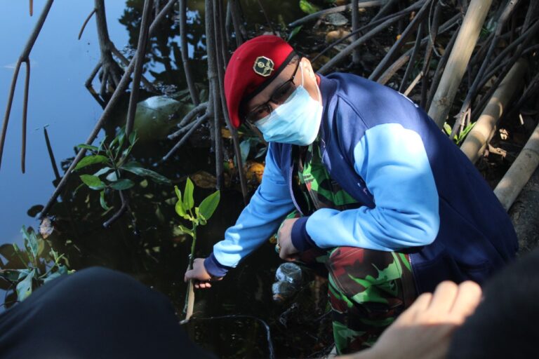 Buka Rapimwil I PWPM Jateng, Cak Nanto Pimpin Apel KOKAM dan Tanam Mangrove