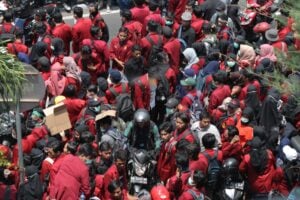 Kerumunan! Alasan Kenapa Covid-19 Menyebar Drastis di Tengah Masyarakat