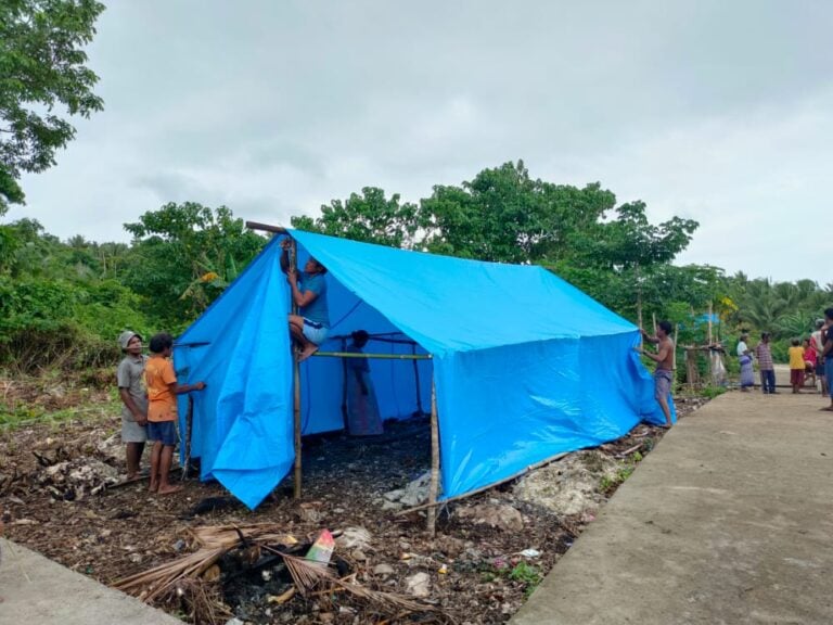 Relawan Muhammadiyah Terus Bangun Hunian Darurat Untuk Warga Penyintas Gempa di Selayar image