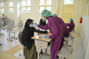 Percepatan program vaksinasi Covid-19 mulai digalakkan oleh berbagai instansi pendidikan baik negeri maupun swasta semenjak pemerintah mengeluarkan izin vaksinasi Covid-19