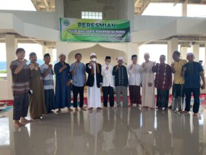 Bupati  Siti Sutinah Suhardi meresmikan Masjid Darul Kampil Muhammadiyah Mamuju di Kelurahan Binanga, Kabupaten Mamuju, Sulawesi Barat, Jumat (25/3).