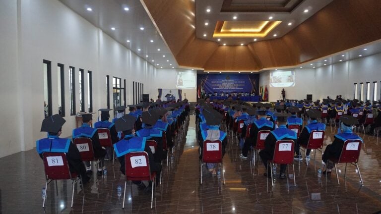 Sarjana lulusan Universitas Muhammadiyah Sukabumi (UMMI) harus tampil menjadi pemimpin terkemuka dan berakhlakul karimah. 