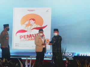 Launching Buku Pemuda Negarawan, Cak Nanto: Indonesia Surplus Politisi, Tapi Defisit Negarawan image
