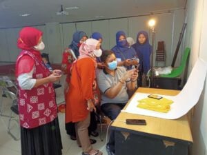 Peningkatan Kapasitas Pelaku UMKM Perempuan Melalui Pelatihan Marketing Online image