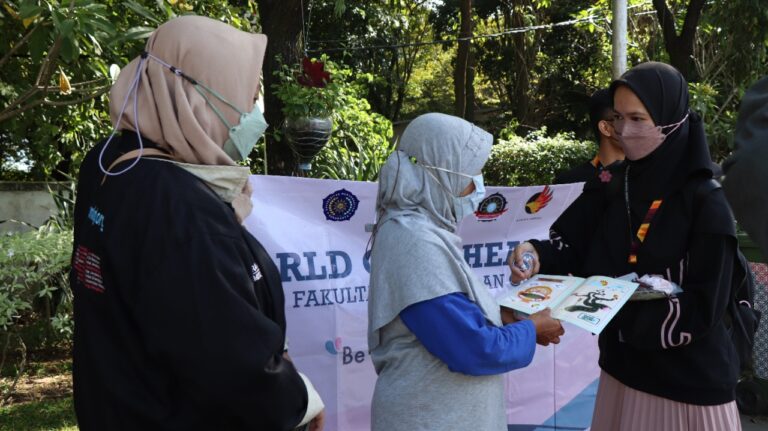 Dalam rangka memperingati Hari Kesehatan Gigi dan Mulut Sedunia,  Badan Eksekutif Mahasiswa (BEM) Fakultas Kedokteran Gigi (FKG) Universitas Muhammadiyah Surakarta (UMS) menyelenggarakan edukasi kesehatan gigi dan mulut dengan membagikan paket sikat gigi kepada masyarakat umum, pada Ahad (20/3) yang berlokasi di Pasar Gede, area Galabo Pusat Grosir Solo (PGS), dan Manahan.