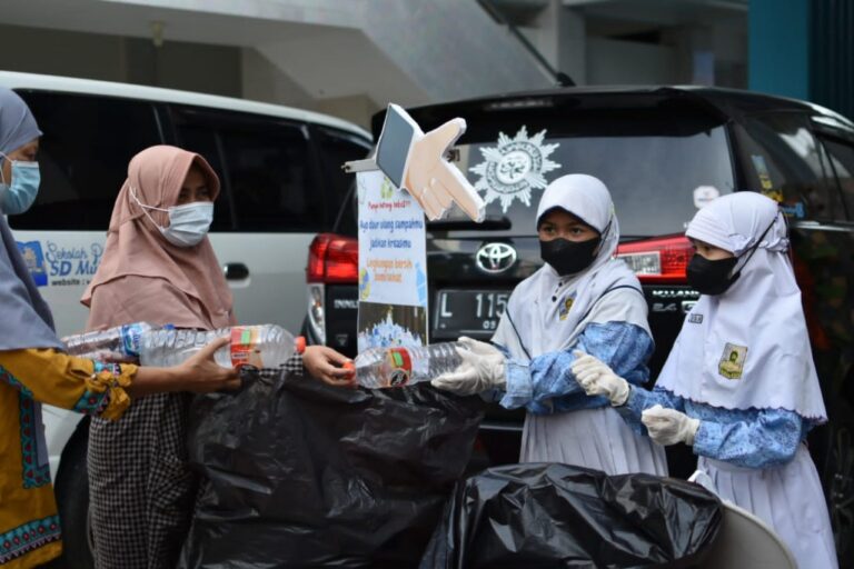 Cara Unik Sekolah Muhammadiyah ini Bagi Sembako dengan Menukar Botol Plastik image