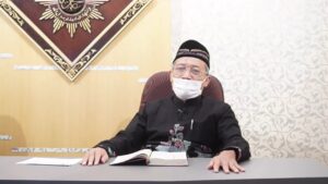 Sesungguhnya orang-orang yang menyembunyikan yang telah diturunkan Allah yaitu al-Kitab, dan menjualnya dengan harga yang sedikit (murah), mereka itu sebenarnya tidak memakan (tidak menelan) ke dalam perutnya melainkan api, dan Allah tidak akan berbicara kepada mereka pada hari Kiamat dan tidak akan mensucikan mereka dan bagi mereka siksa yang amat pedih. (QS. Al Baqarah: 174).
