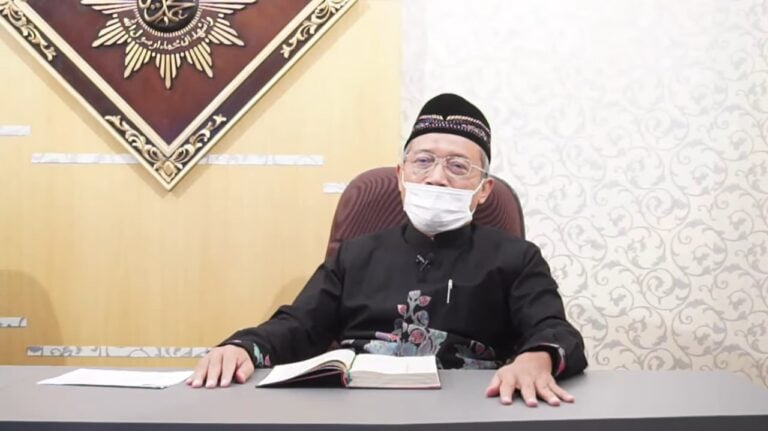 Sesungguhnya orang-orang yang menyembunyikan yang telah diturunkan Allah yaitu al-Kitab, dan menjualnya dengan harga yang sedikit (murah), mereka itu sebenarnya tidak memakan (tidak menelan) ke dalam perutnya melainkan api, dan Allah tidak akan berbicara kepada mereka pada hari Kiamat dan tidak akan mensucikan mereka dan bagi mereka siksa yang amat pedih. (QS. Al Baqarah: 174).
