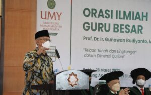 Haedar Nashir Sampaikan Tahniah atas Pengukuhan Guru Besar Rektor UMY image