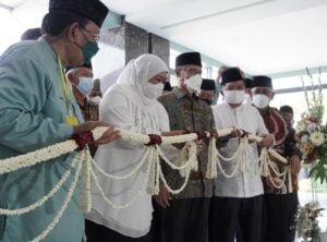 Temani Haedar Nashir, Jusuf Kalla dan Gubernur Jatim Kagumi Keindahan Masjid Al Falah Tulungagung image