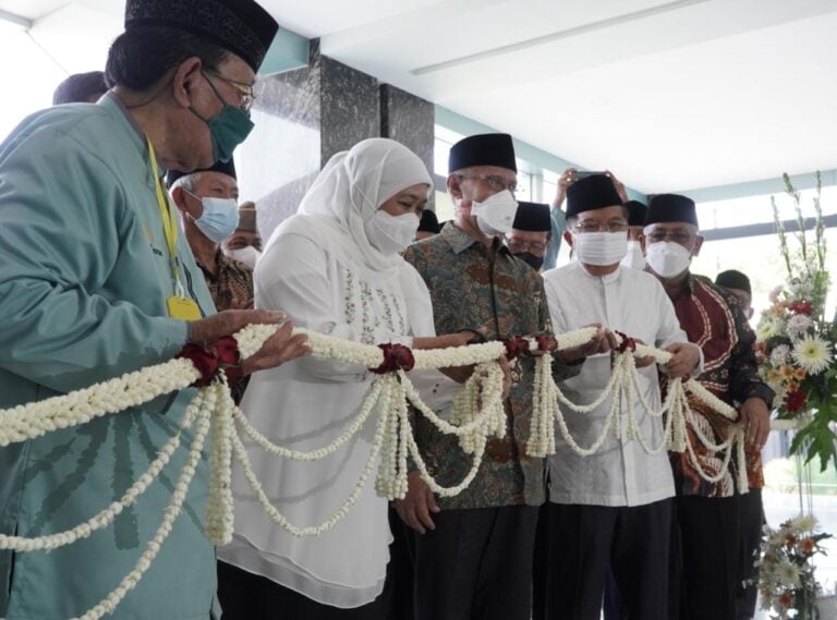 Temani Haedar Nashir, Jusuf Kalla dan Gubernur Jatim Kagumi Keindahan Masjid Al Falah Tulungagung image
