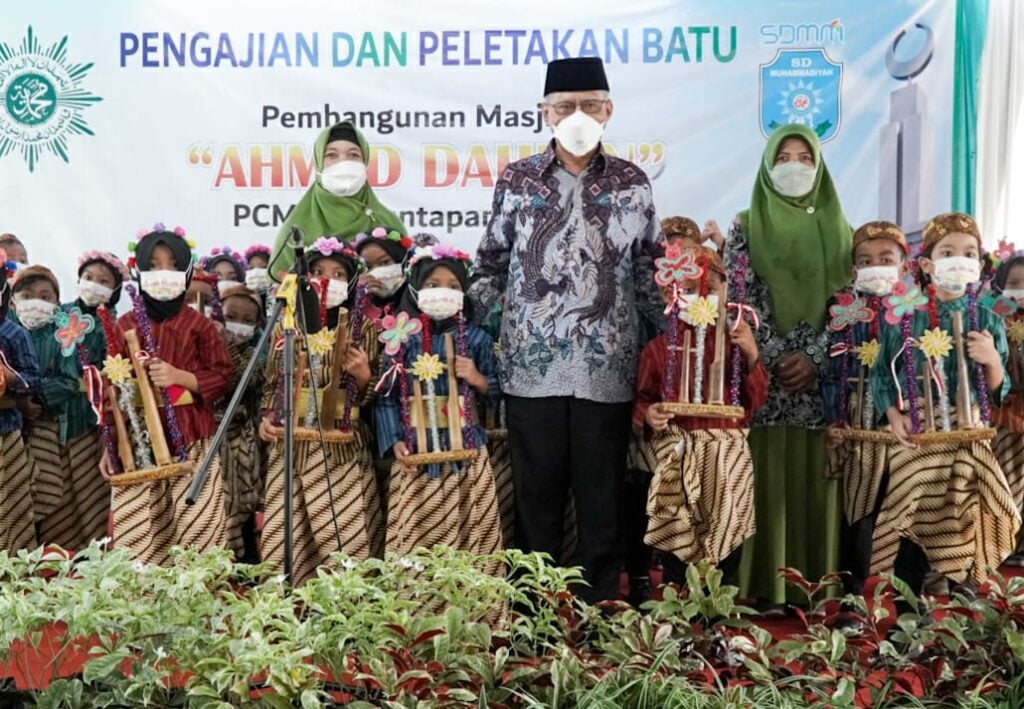 Tiba di PCM Banguntapan Selatan, Haedar Nashir Disambut Angklung