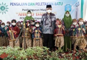 Tiba di PCM Banguntapan Selatan, Haedar Nashir Disambut Angklung image