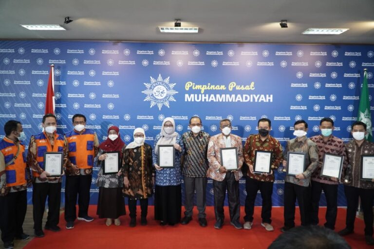Penghargaan Pimpinan Pusat Muhammadiyah Kepada Rumah Sakit dan Relawan Covid-19 image