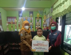 Peduli Difabel, Lazismu Beri Bantuan Alat Belajar pada SLB Se Lamongan