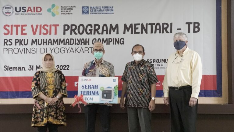 MPKU PP Muhammadiyah dan USAID Serahkan Alat Tes TCM Tuberculosis Ke RS PKU Muhammadiyah Gamping image