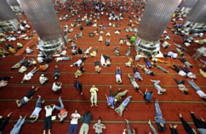 Hukum Tidur Di Siang Hari Bulan Ramadan: Boleh, Namun Tidak Afdhal image
