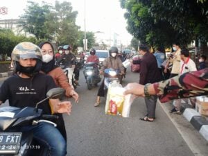 Pemuda Muhammadiyah Bekasi Berbagi 1000 Takjil pada Pengguna Jalan