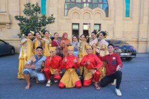Tampil di Istanbul, Guru SMP Muhammadiyah 1 Pare Kediri Kenalkan Tarian dan Pakaian Khas Kediri image