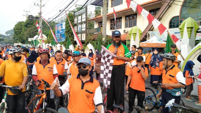 Ratusan Warga Muhammadiyah Solo Gowes to Muktamar image