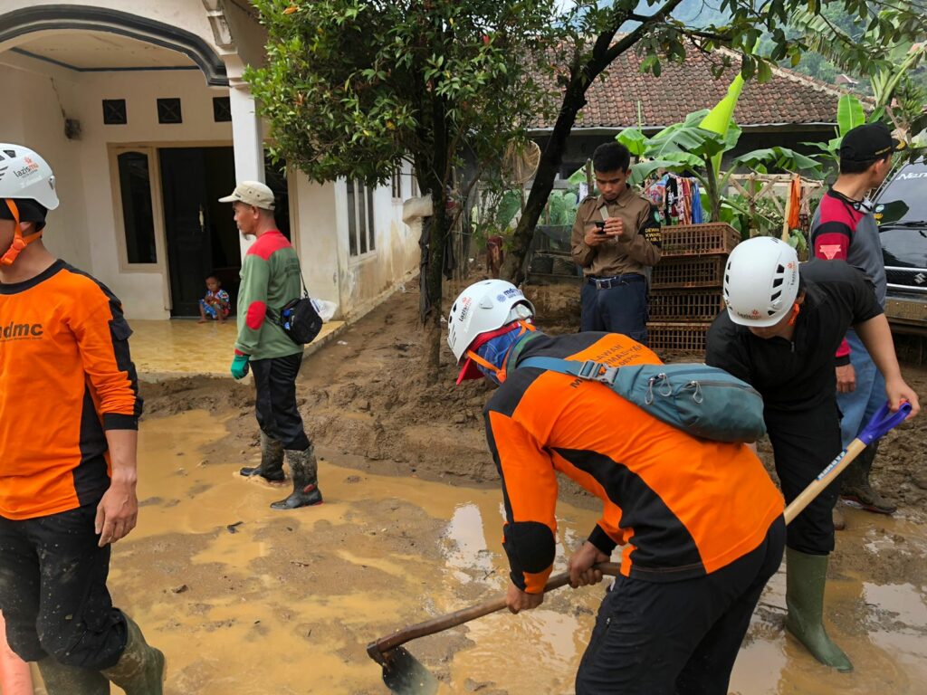 Lembaga Penanggulangan Bencana (LPB) atau Muhammadiyah Disaster Management Center (MDMC) serahkan bantuan untuk penyintas bencana banjir dan tanah longsor yang menyebabkan tiga korban jiwa dan merusak puluhan rumah di Desa Cibunian, Pamijahan dan Desa Purasari, Leuwiliang Kabupaten Bogor, Rabu (22/6).