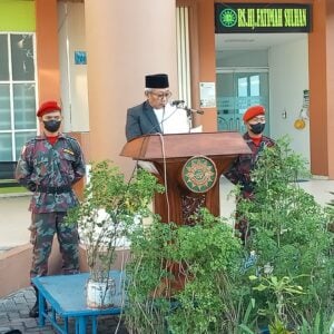 Rektor Universitas Muhammadiyah Surakarta (UMS) Sofyan Anif menyampaikan Khutbah Iduladha dengan tema “Membangun Karakter Bangsa yang Unggul Melalui Spirit Hari Raya Kurban 1443 H”