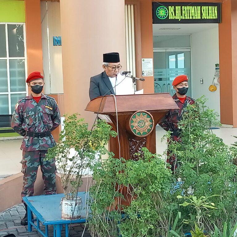 Rektor Universitas Muhammadiyah Surakarta (UMS) Sofyan Anif menyampaikan Khutbah Iduladha dengan tema “Membangun Karakter Bangsa yang Unggul Melalui Spirit Hari Raya Kurban 1443 H”