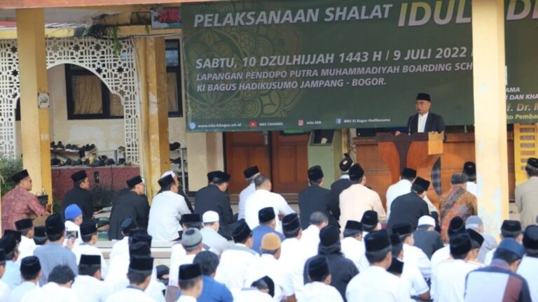Salat Iduladha di MBS Ki Bagus Hadikusumo, Menko PMK RI Sumbang Satu Ekor Sapi Kurban image