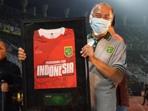 Dukung Prestasi Persebaya Surabaya di Liga 1, UM Surabaya Kembali Jadi Sponsor Bajul Ijo image
