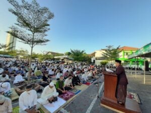 Takmir Masjid Kottabarat menggelar sholat Idul Adha di taman parkir Kottabarat Surakarta pada Sabtu (9/7). Kurang lebih 700 jamaah memadati area tersebut.