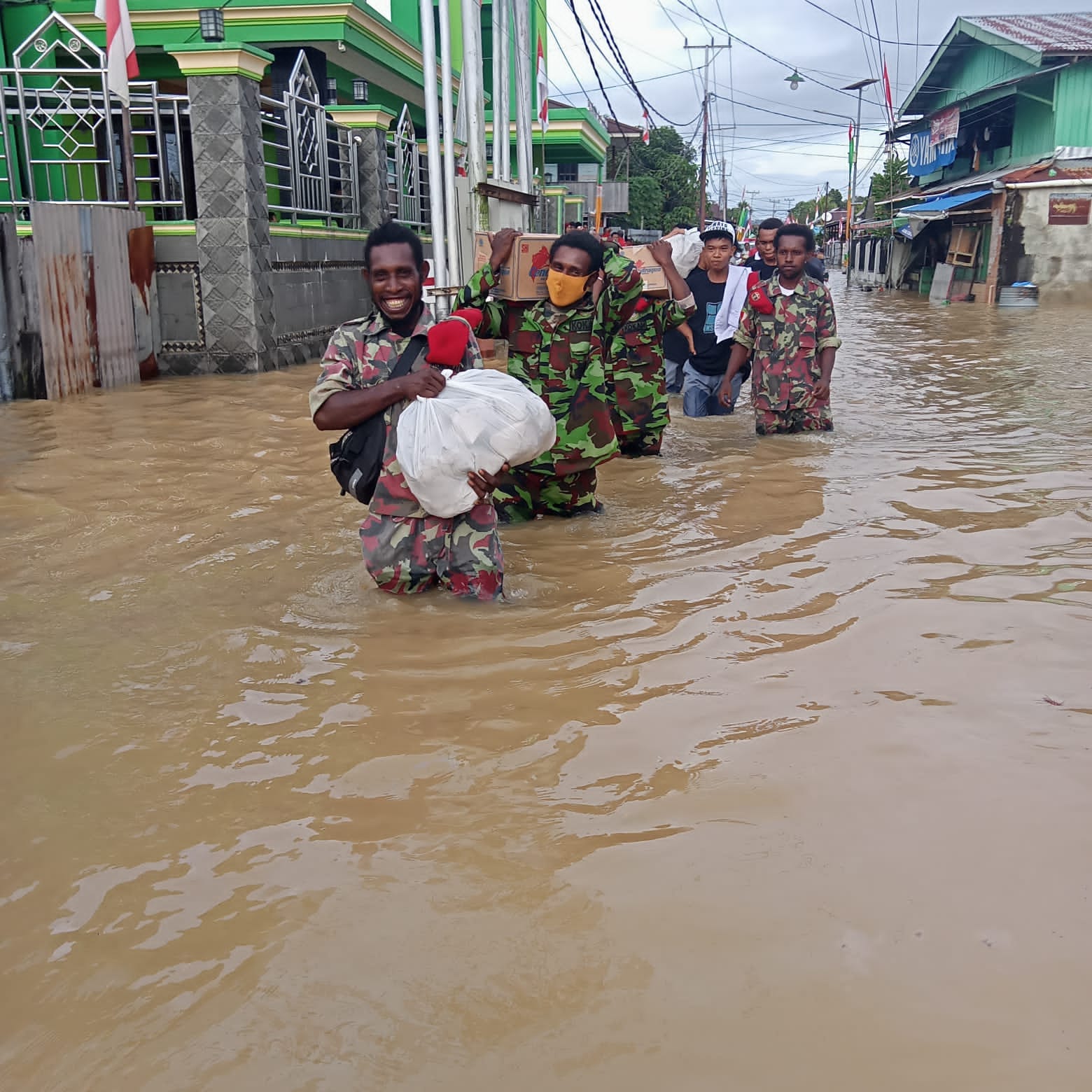 Keluarga Muhammadiyah Sorong Turut Membantu Penyintas Bencana Banjir dan Longsor di Sorong