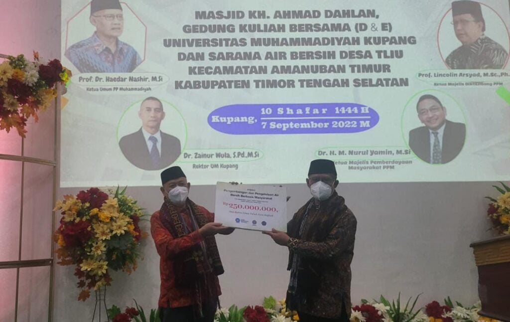 UHAMKA Serahkan 250 Juta Rupiah untuk Bantuan Awal Pengelolaan Air Bersih di Desa Tliu NTT