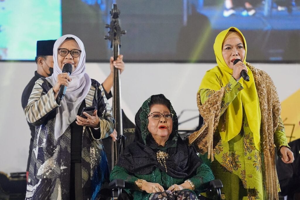 Malam Mangayubagyo: Letto Bawakan 10 Lagu, Ketua PP ‘Aisyiyah Menyanyi Keroncong, Penonton Gembira