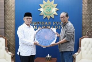 PP Muhammadiyah Terima Miniatur Kaligrafi Museum Muhammadiyah