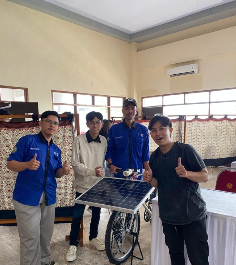 Keren! Mahasiswa Muhammadiyah Ini Ciptakan Sepeda Listrik Tenaga Surya
