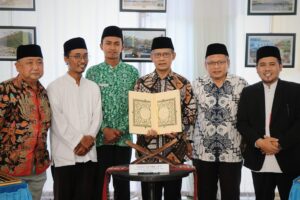 Santri MBS Yogyakarta ini Tulis Ulang Putusan Tarjih dengan Aksara Hanacaraka