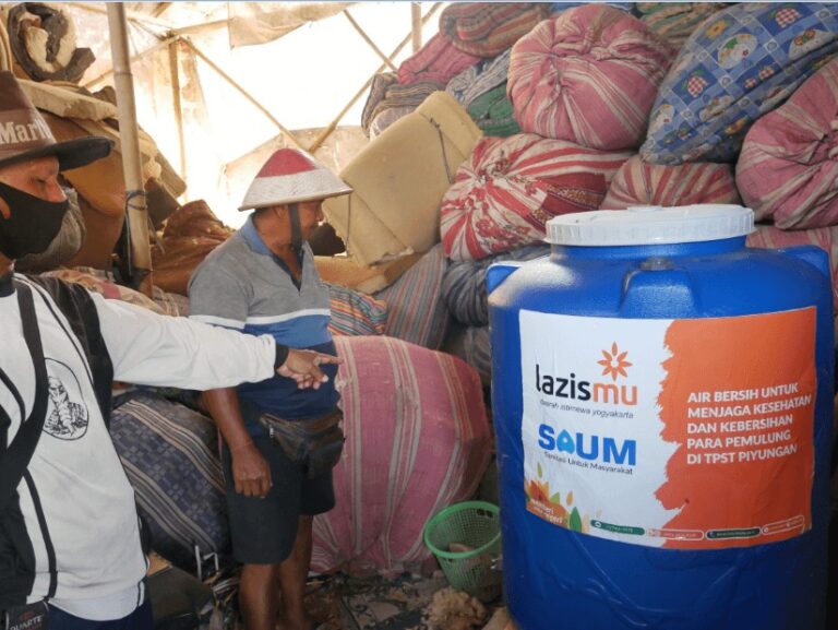 Prihatin Atas Kesulitan Air Bersih yang Dialami Pemulung, Lazismu Salurkan Bantuan Tandon Air dan Air Bersih