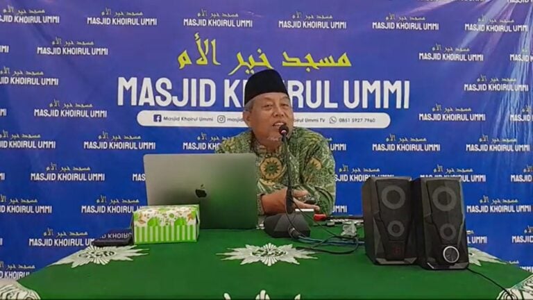Pengajian di Masjid Sepi, Jamaah Sekarang Nyantri di Pondok Pesantren Facebookiyah, Whatsappiyah dan Youtubeiyah