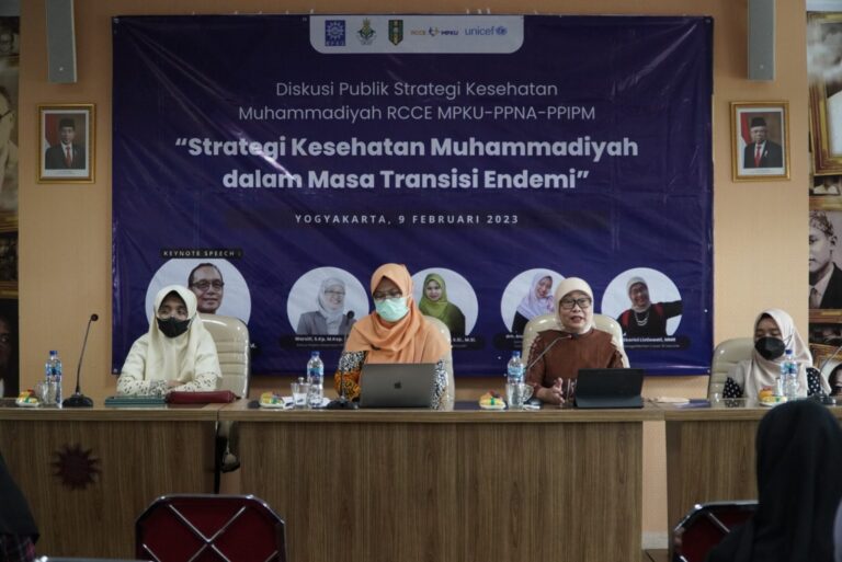 Majelis Pembina Kesehatan Umum (MPKU), Pimpinan Pusat (PP) Nasyiatul Aisyiyah dan PP IPM berkolaborasi dengan RCCE dan Unicef selenggarakan diskusi publik 'Strategi Kesehatan Muhammadiyah dalam Masa Transisi Endemi' pada, Kamis (9/2) di Grha Suara Muhammadiyah, Jl. KH. Ahmad Dahlan, Kota Yogyakarta.